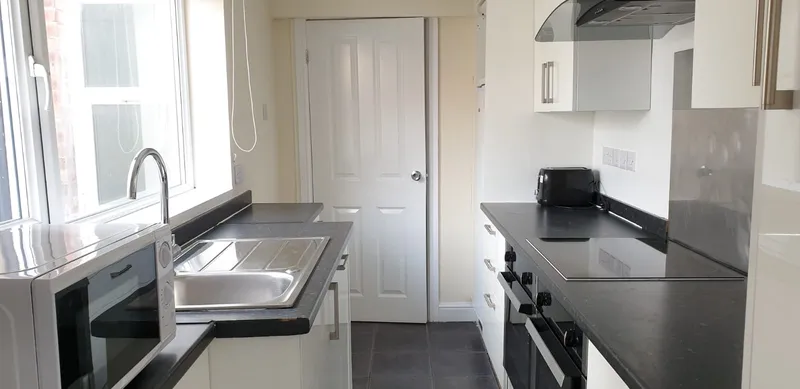 Modern 5 Bed Ensuite // AUG 2026 - Thumbnail 1